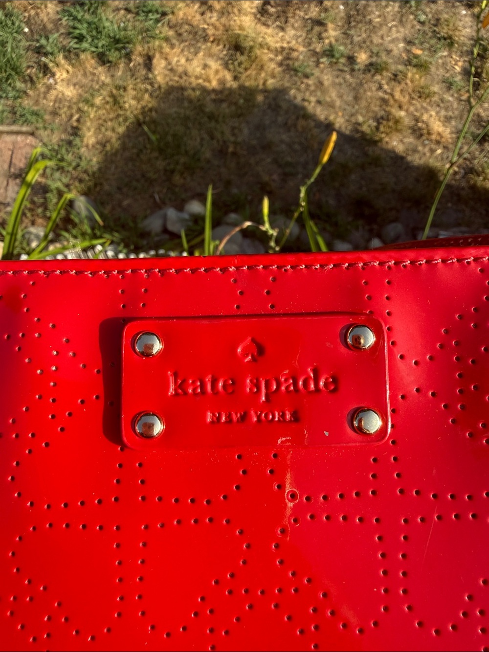 kate spade red patent heart-perforated crossbody bag - Picture 4 of 10